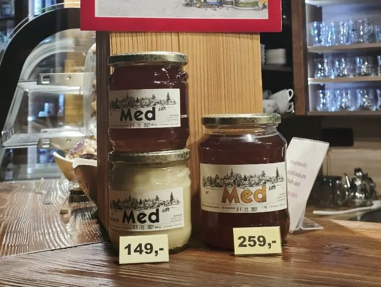 Sklenice medu u Pustovskejch na pultu v Saunovém ráji v Holicích